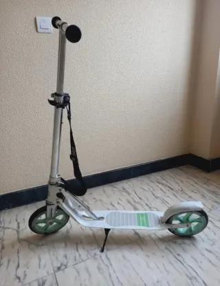 Patinete blanco y verde