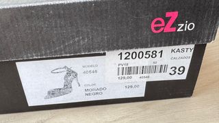 Zapatos de tacón joya Ezzio buganvilla y negro.