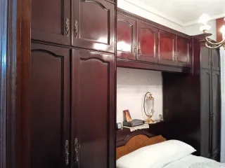 Armario y cama de madera oscura