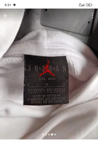 Felpa Jordan bambina bianca, macchia sulla manica