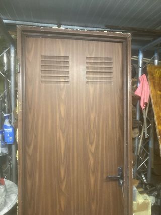 Puerta Nogal Trastero con Rejillas medidas 2-0.80