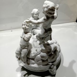 Figura de porcelana con querubines