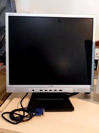 2 Monitores I-INC 19" y LG Plata 17"