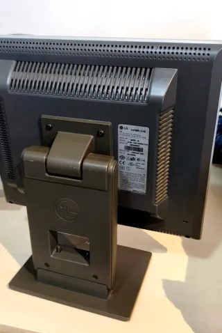 2 Monitores I-INC 19" y LG Plata 17"