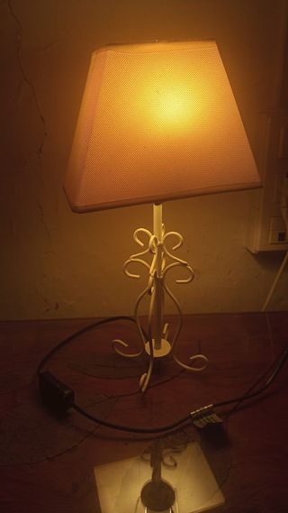 Lámpara de mesa de hierro forjado blanca