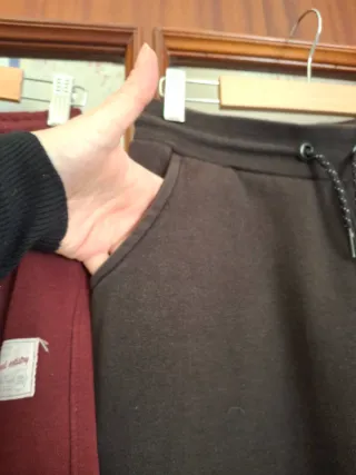 Pantaloni tuta grigi e bordeaux