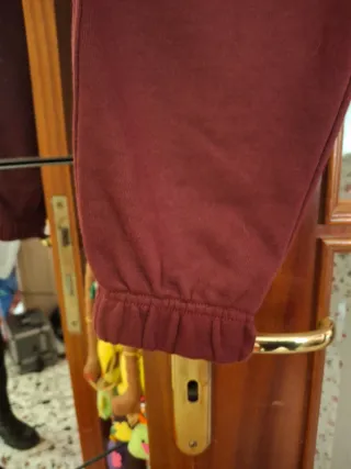 Pantaloni tuta grigi e bordeaux