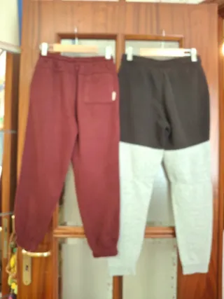 Pantaloni tuta grigi e bordeaux