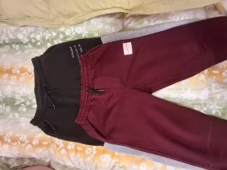 Pantaloni tuta grigi e bordeaux