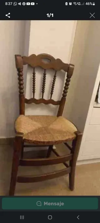 Silla antigua de madera con asiento de enea