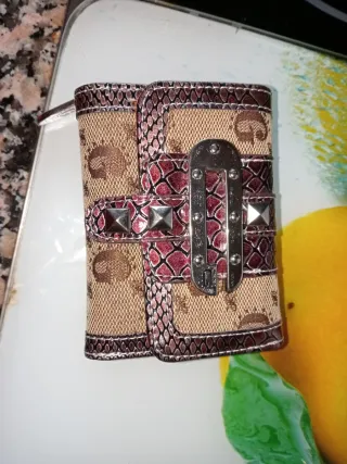 Carteras de mano marrones y rojas