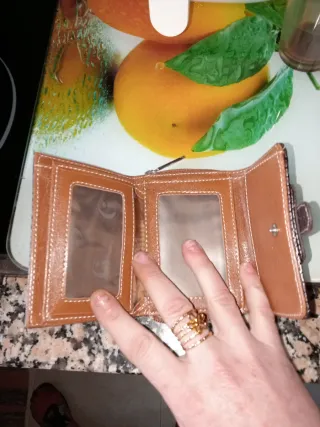 Carteras de mano marrones y rojas