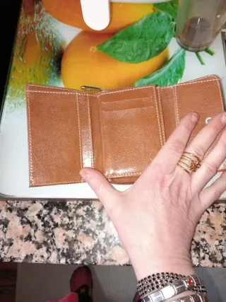 Carteras de mano marrones y rojas