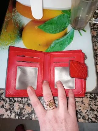 Carteras de mano marrones y rojas