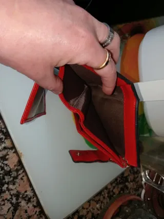 Carteras de mano marrones y rojas