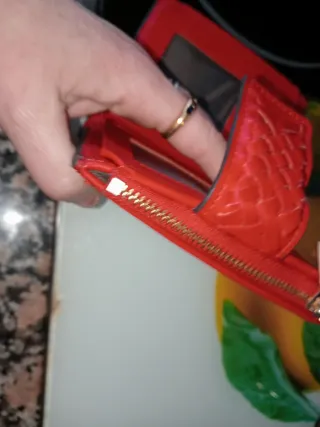 Carteras de mano marrones y rojas