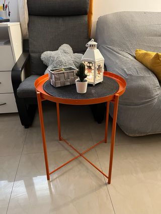 Mesita auxiliar naranja IKEA