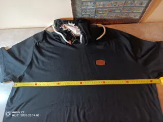 Camiseta con capucha manga corta