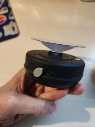 Mini altavoces Bluetooth negros y plateados