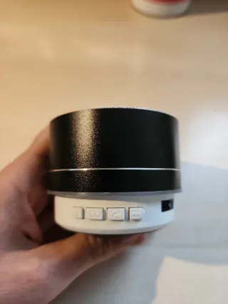 Mini altavoces Bluetooth negros y plateados