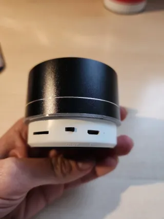 Mini altavoces Bluetooth negros y plateados