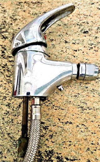 Grifo de bidé metálico plateado