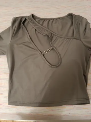 Top licra gris con detalle joya