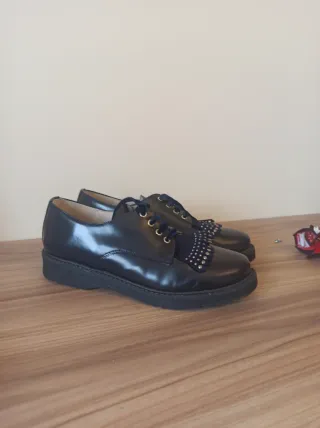 Zapatos niña con tachuelas