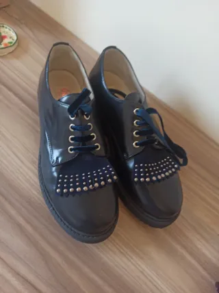 Zapatos niña con tachuelas