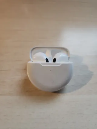 Auriculares inalámbricos blancos. Sin cable