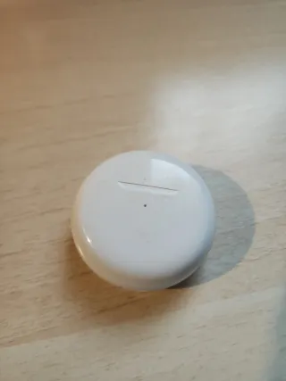 Auriculares inalámbricos blancos. Sin cable