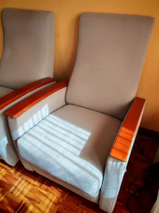 2 Sillones reclinables de tela y madera