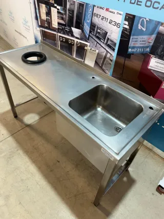 Fregadero de acero inoxidable con agujero