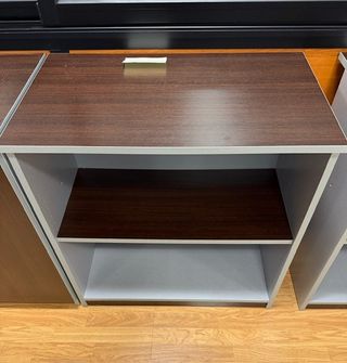 Muebles de oficina con puertas y estantes