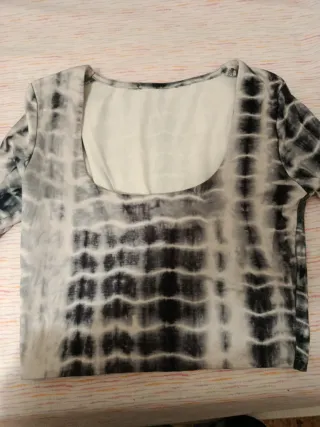 Top estampado blanco y gris