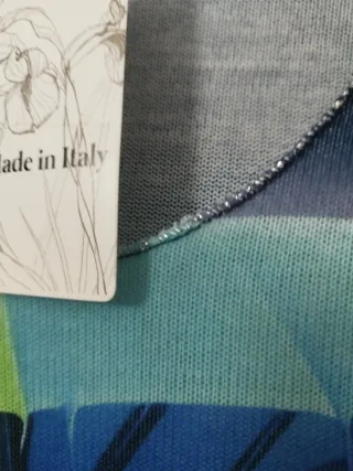 Camiseta Tweety con paraguas arcoíris