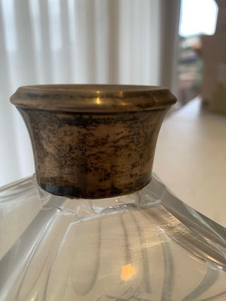 Botella de cristal tallado con tapón de plata