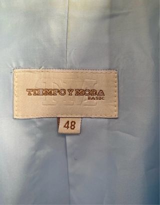 Americana azul con bordado floral