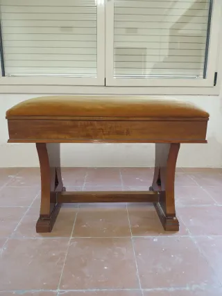 Banqueta de madera tapizada con almacenamiento