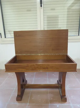 Banqueta de madera tapizada con almacenamiento