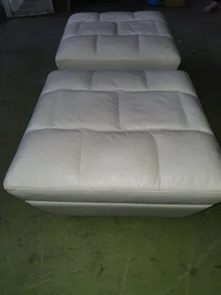 2 Pufs de Piel Blancos