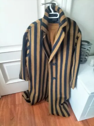 Abrigo rayas negro y marrón