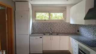 Muebles de cocina blancos con encimera de mármol