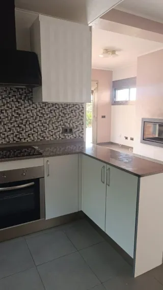 Muebles de cocina blancos con encimera de mármol