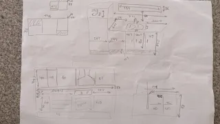 Muebles de cocina blancos con encimera de mármol