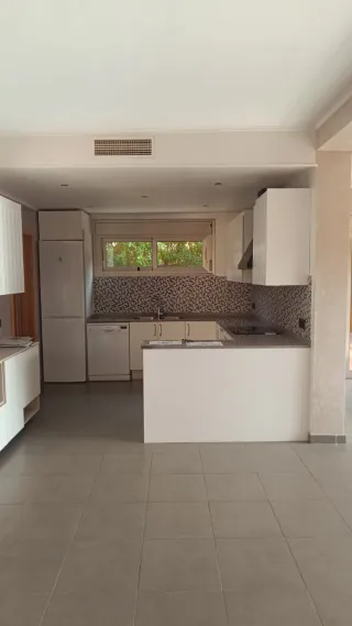 Muebles de cocina blancos con encimera de mármol