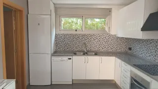 Muebles de cocina blancos con encimera de mármol