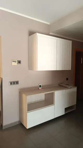 Muebles de cocina blancos con encimera de mármol