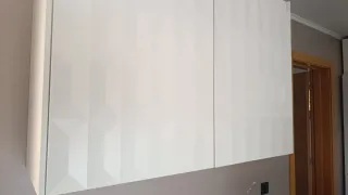 Muebles de cocina blancos con encimera de mármol