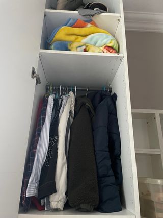 Armario blanco de madera y plástico